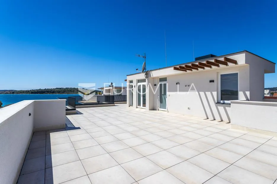 srima, trosoban penthouse na vrhunskoj lokaciji s pogledom na more - slika 2