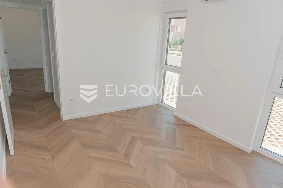 tribunj, novogradnja, stan u prizemlju s bazenom, 133,46 m² - slika 11