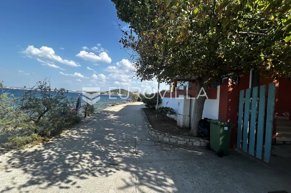 ugljan, preko kuća prvi red do mora s bazenom 250 m² za adaptaciju - slika 6