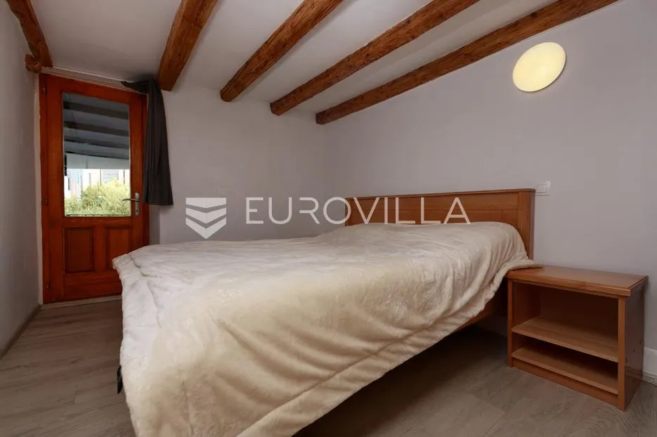 krk, malinska, šarmantna kuća u nizu od 100 m² s dodatnim studiom apartmanom - slika 7
