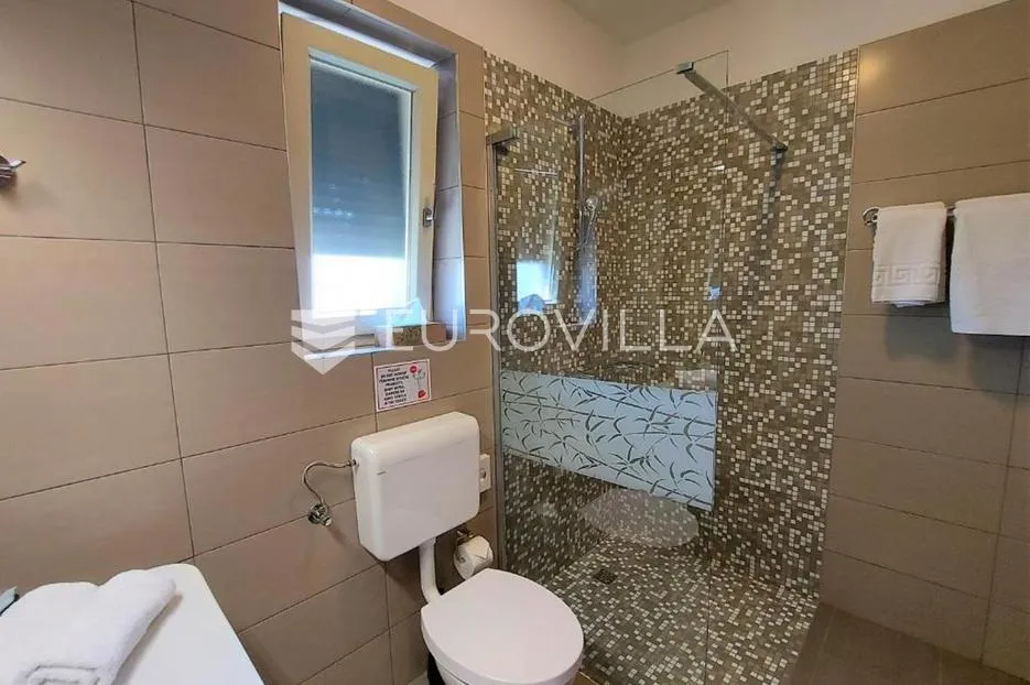 bale, samostojeća kuća s 3 apartmana - slika 18