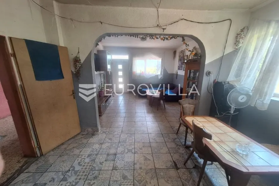 plaški, kuća 320 m², energetski obnovljena, mirna lokacija - slika 2