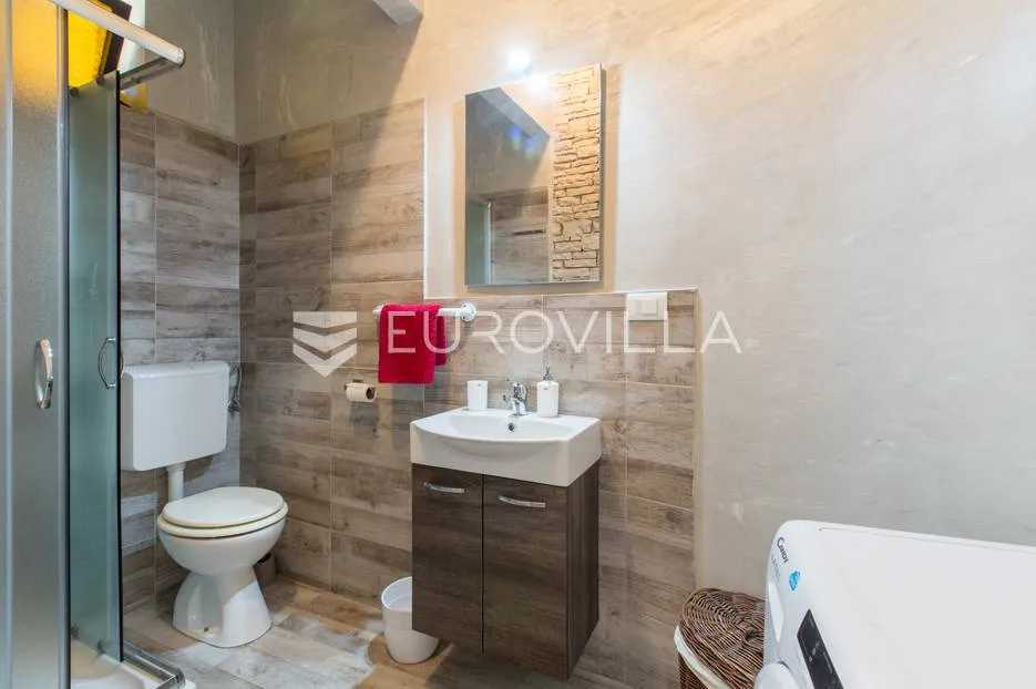 pula, veli vrh, vila s 4 odvojena apartmana, bazenom i velikom okućnicom - slika 54