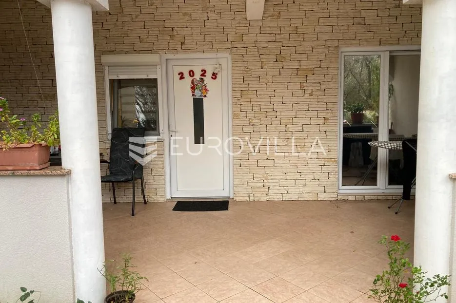 starigrad, tribanj, prostrana kuća s pogledom na more i šest apartmana - slika 5