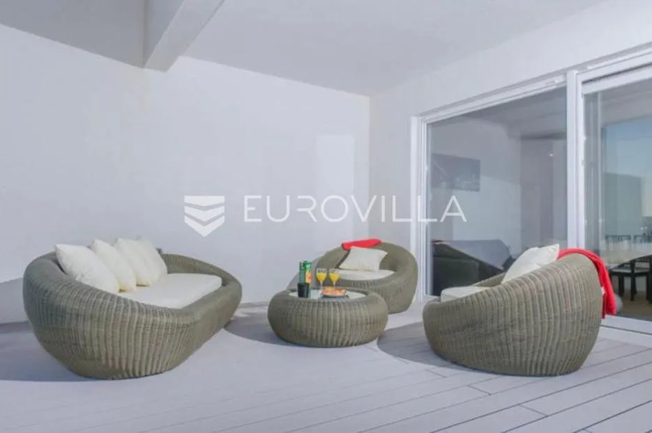 split, žnjan, ekskluzivan penthouse s prostranom terasom i lijepim pogledom na more - slika 12