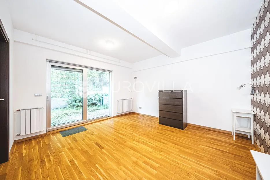 zagreb, jelenovac, prostoran luksuzan četverosoban stan s balkonom i vrtom, te dvije garaže, 202 m² - slika 22