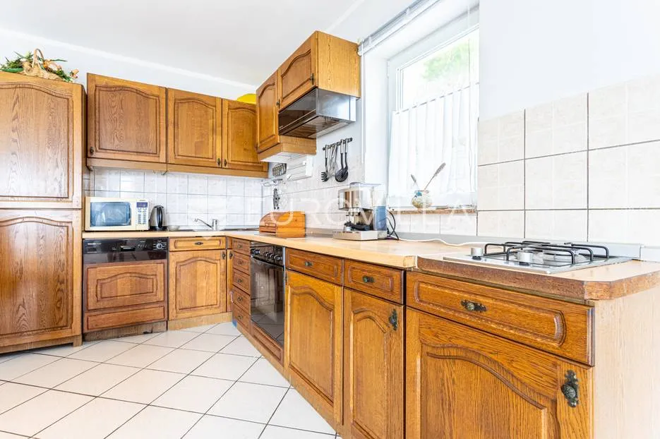 omiška rivijera- lokva rogoznica, apartmanska kuća s 8 stanova, udaljena 300 m od mora. - slika 4