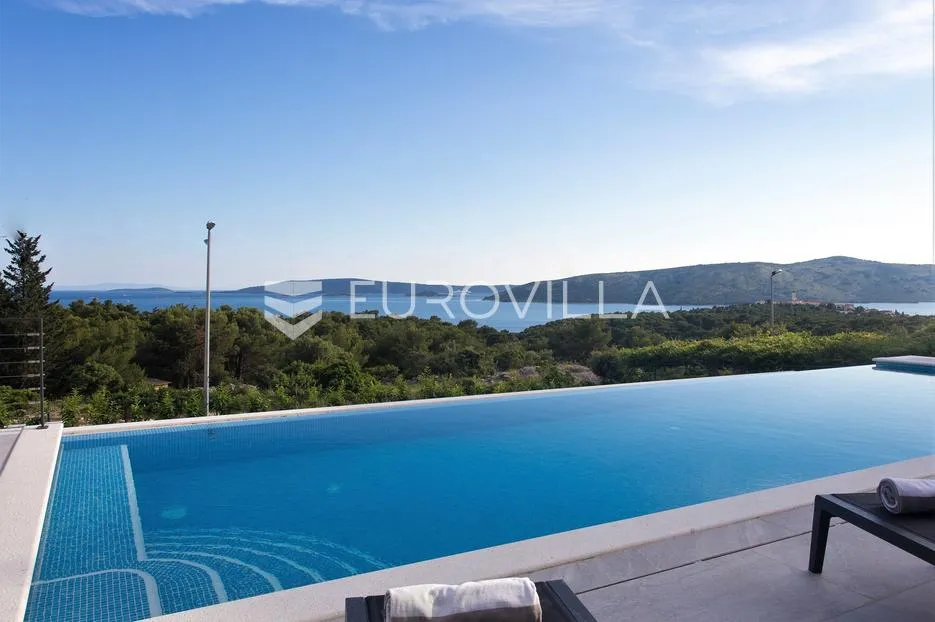 trogir, seget, luksuzna vila s bazenom i predivnim pogledom na šumu, more i otoke - slika 3
