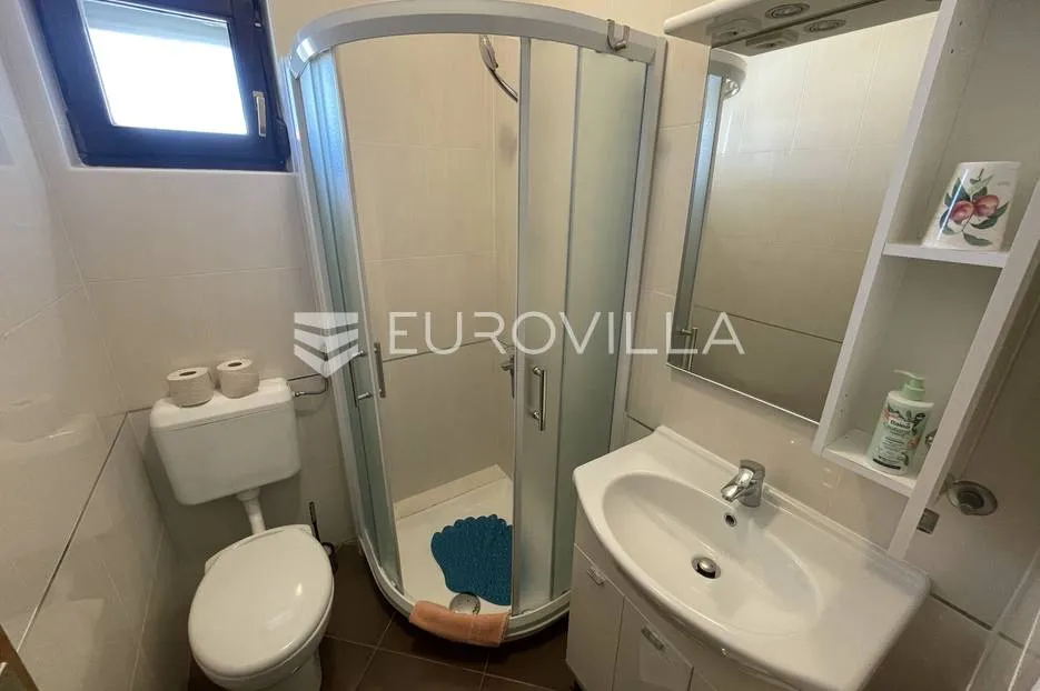 otok rab, barbat, villa sa pet apartmana 500 m² s bazenom - slika 16