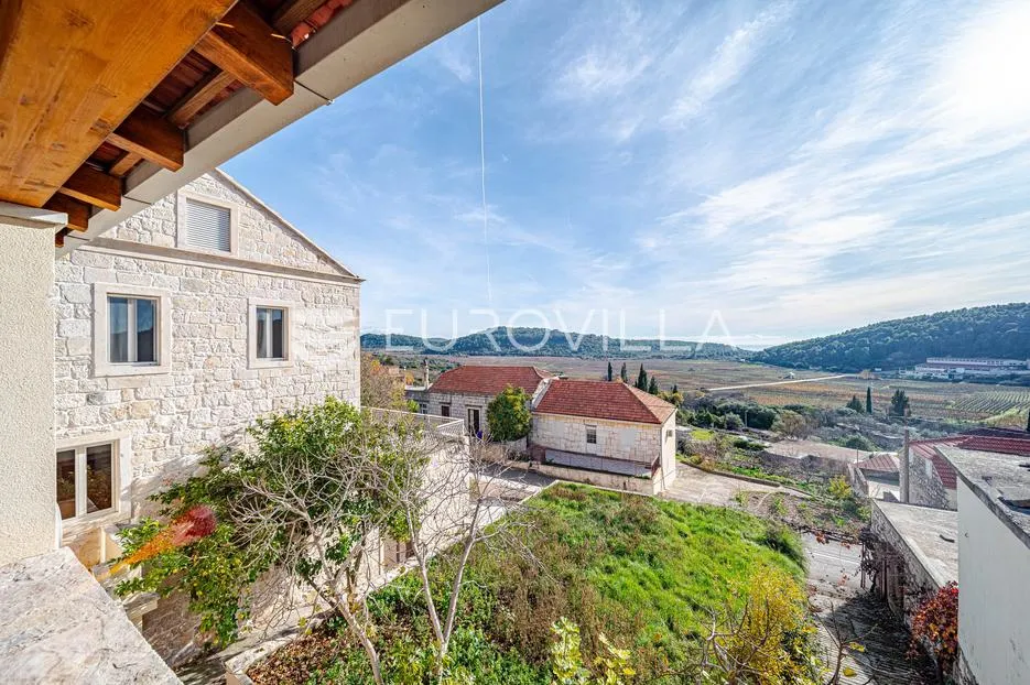 Otok Korčula, Čara, kamena kuća u centru mjesta - Čara, Korčula