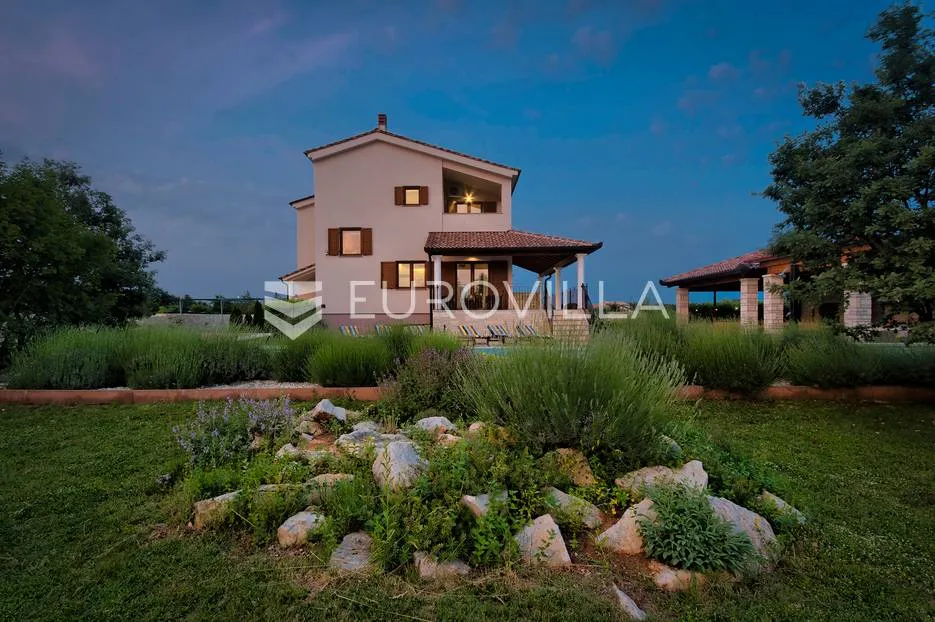 istra, svetvinčenat, 294 m² villa, bazen, jacuzzi te multifunkcionalno igralište na 2000 m² okućnice - slika 9