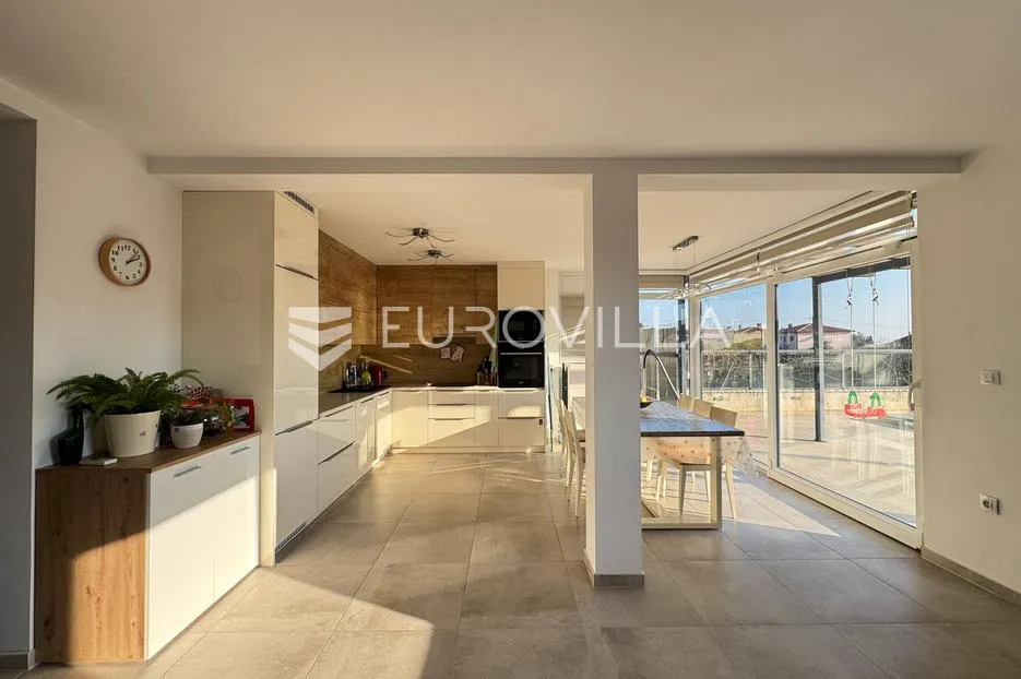 istra, medulin, elegantan stan 91 m² s vlastitim vrtom i bazenom - slika 2
