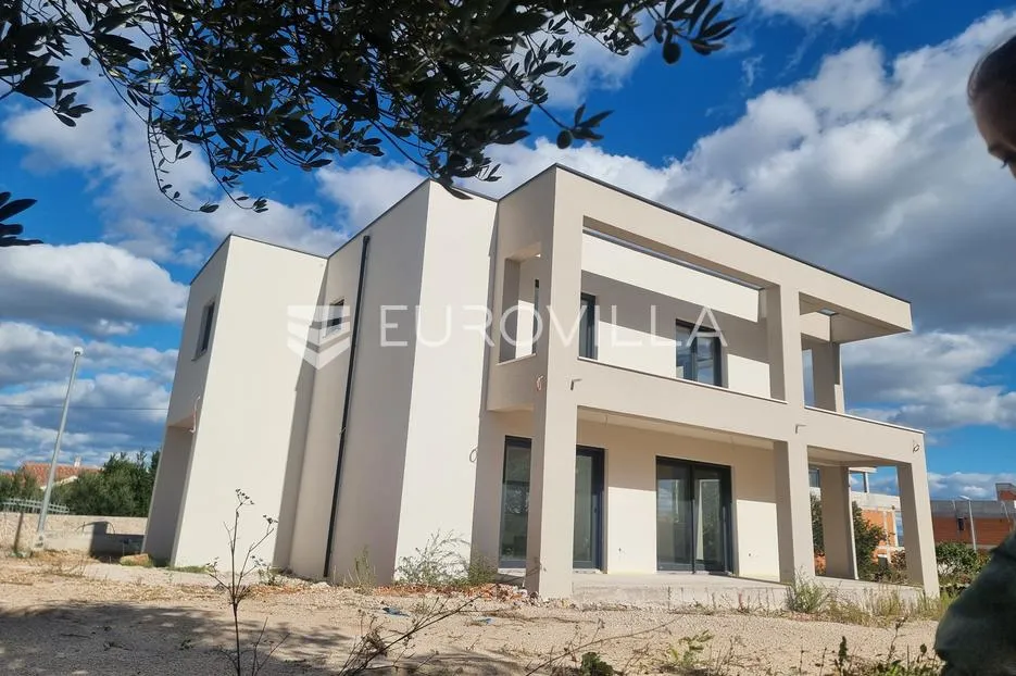 Vodice, moderna kuća s bazenom, 190,58 m²