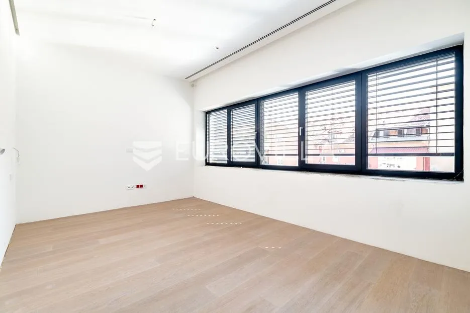luksuzan trosoban dvoetažan penthouse u kaptol centru - slika 9