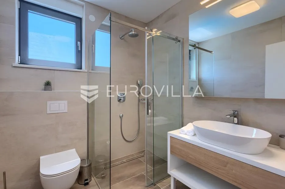 istra, brtonigla, moderna vila s bazenom i jacuzzijem - slika 33