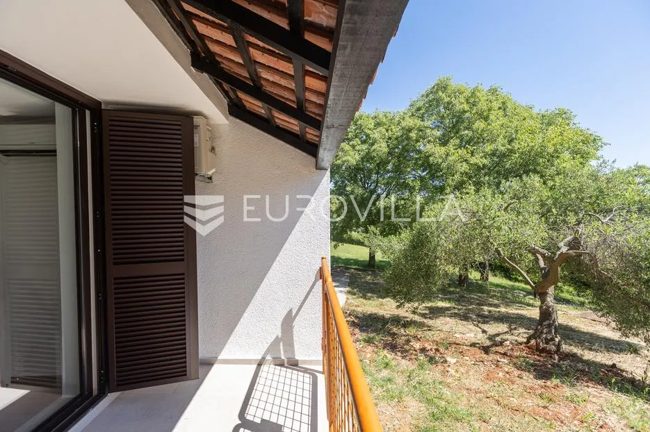 istra, duga uvala, 1. kat, adaptirani apartman u sklopu naselja s pogledom na more,150 m od mora - slika 12