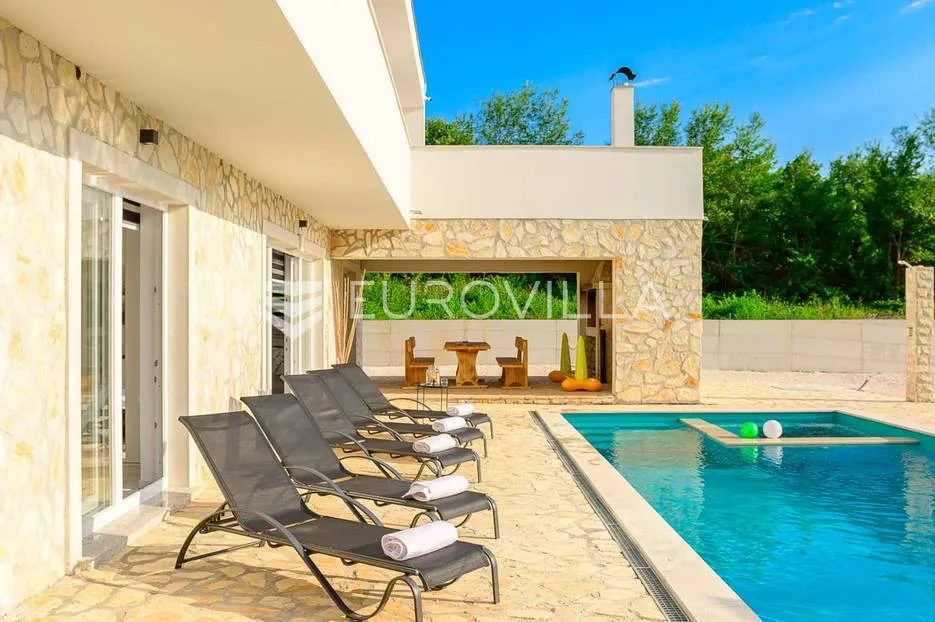 istra, juršići - prekrasna i moderna kuća 243 m2, bazen 40 m2, jacuzzi - slika 37