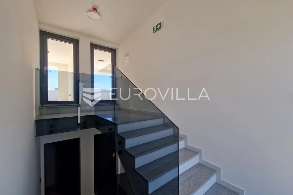 vir, trosobni apartman s krovnom terasom, pogled na more i okolicu - slika 17