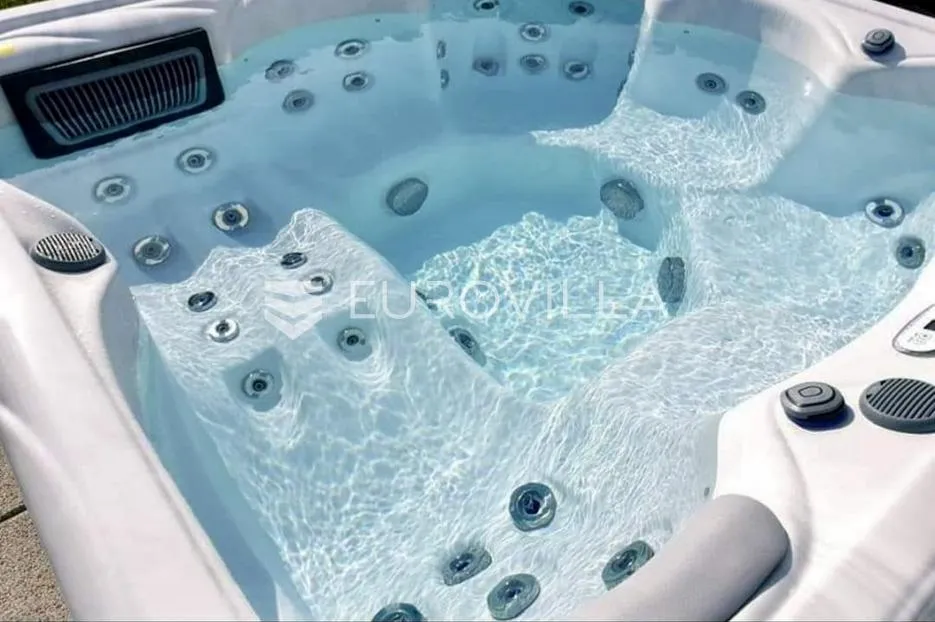 ravna gora, prostrana kuća od 345 n2 s finskom saunom i jacuzzijem - slika 31