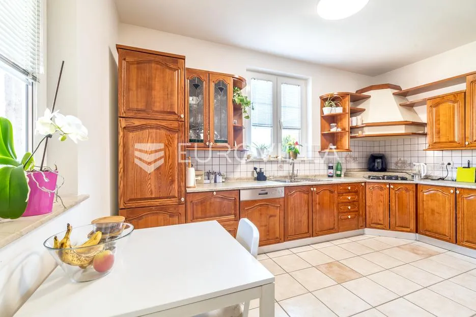 zagreb, gornja dubrava, lijepa prostrana kuća s dva stana i 3 gpm, 350 m2 - slika 14