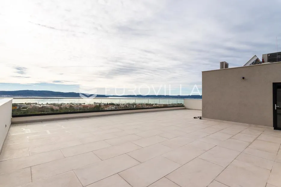 kaštel sućurac, novoizgrađena vila s bazenom i panoramskim pogledom na more - slika 33