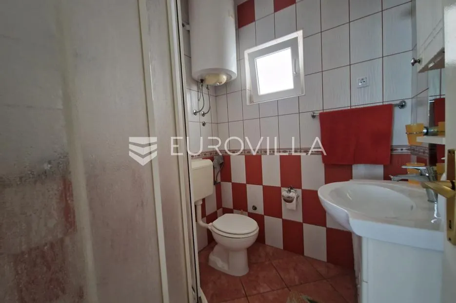 vir, samostojeća kuća s uređenim apartmanom i roh bau katom, 500 m od mora - slika 18