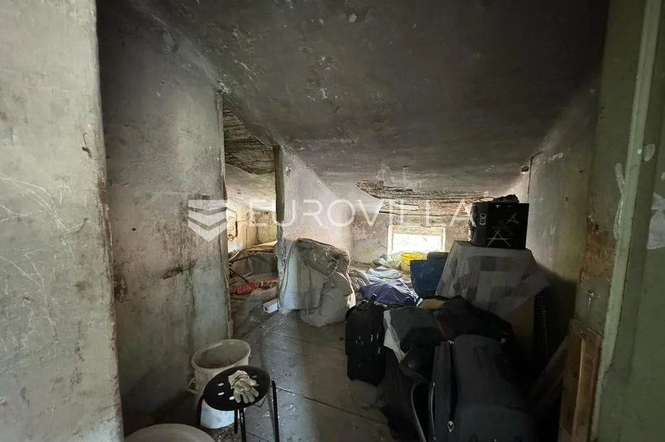 pula, centar, prostran stan s dodatnim objektom za renovaciju - slika 10