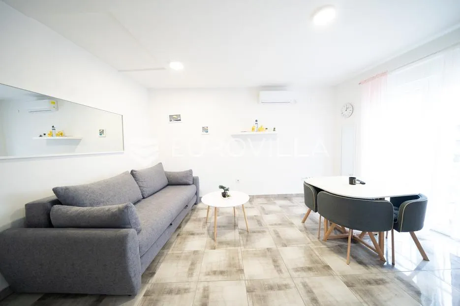 tisno, atraktivna višestambena nekretnina s tri funkcionalna stana i vrtom, površine 165,19 m² - slika 3