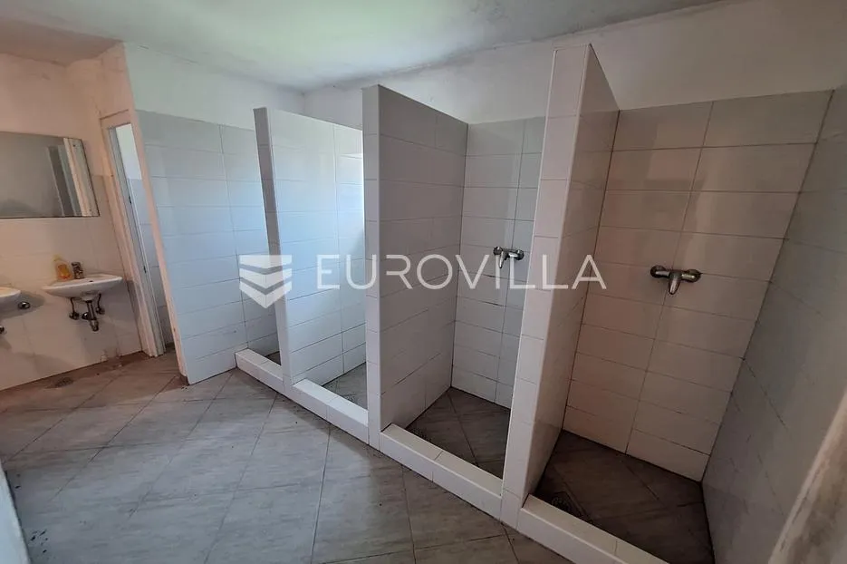 karlovac, borlin, kuća 720 m² s poslovnim prostorom, gospodarskom zgradom i nogometnim terenom - slika 17