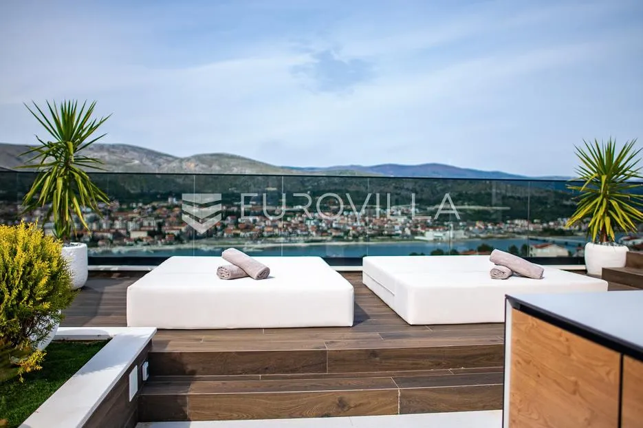 luksuzna vila s panoramskim pogledom na trogir i more - slika 2