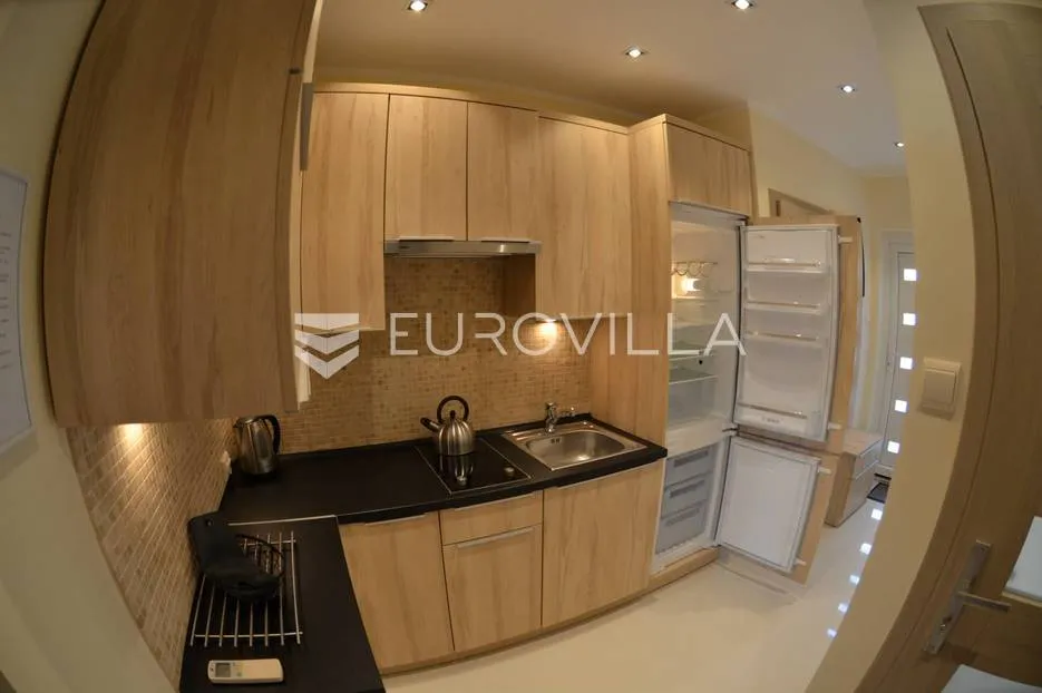medulin, samostojeća kuća s tri apartmana nkp 240 m2 i pogledom more - slika 3