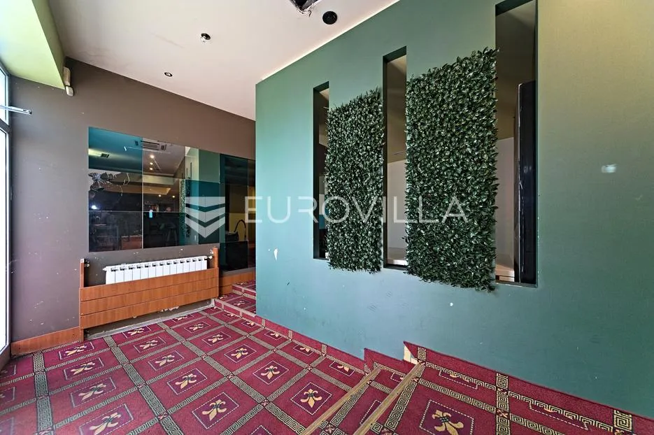 osijek, centar, atraktivan ulični poslovni prostor 267 m² - slika 8