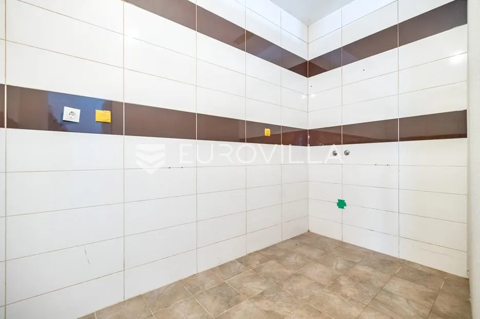 gornji stupnik, ulični lokal površine127 m² s dvorištem - slika 2