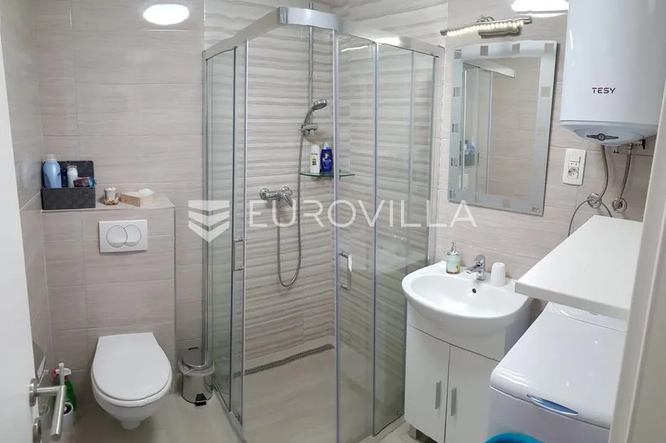 split, bol, dva namještena studio apartmana u centru grada - slika 14