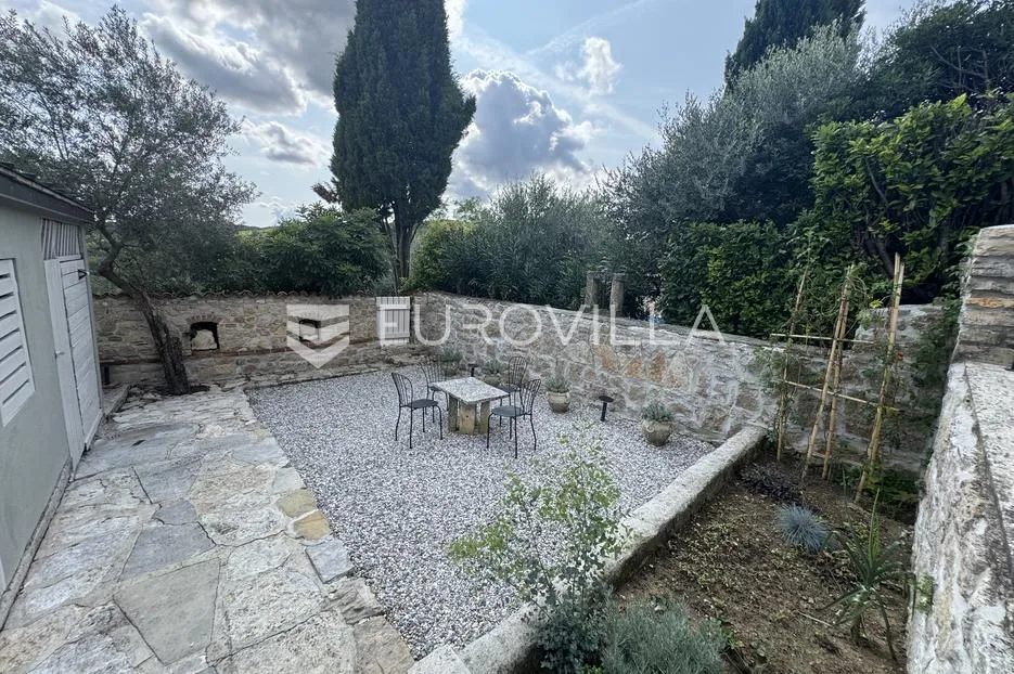 istra, vižinada, obiteljska autohtona renovirana kuća 150m2 u nizu s dvorištem - slika 22
