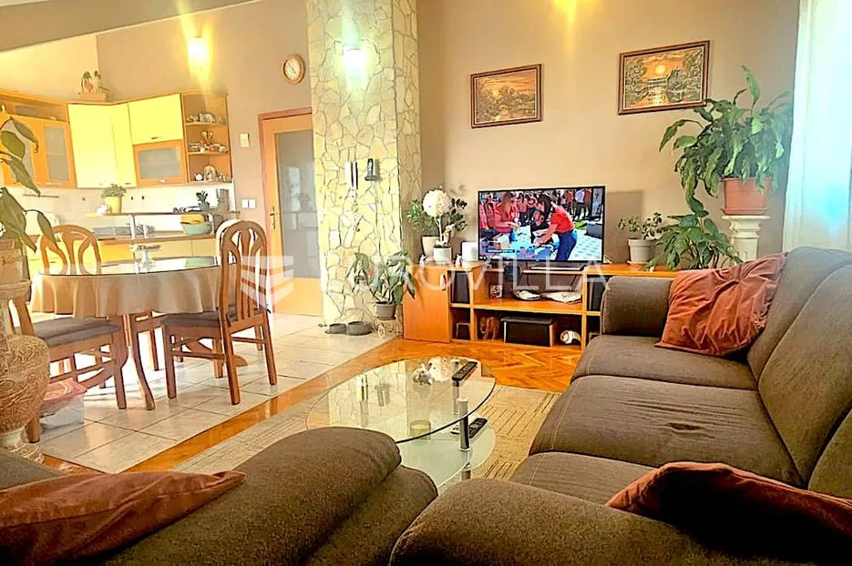 kaštel stari, trosoban stan 73 m² s pogledom na more uz parkirno mjesto i ostavu - slika 2