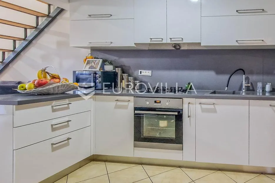 istra, novigrad, stan 90 m² sa mansardom i dvije spavaće sobe - slika 3