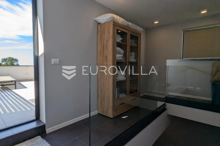 istra, poreč - moderna luksuzna vila udaljena 500 m od mora - slika 37