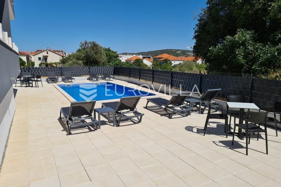 trogir, moderan stan s bazenom dostupan od rujna - slika 14