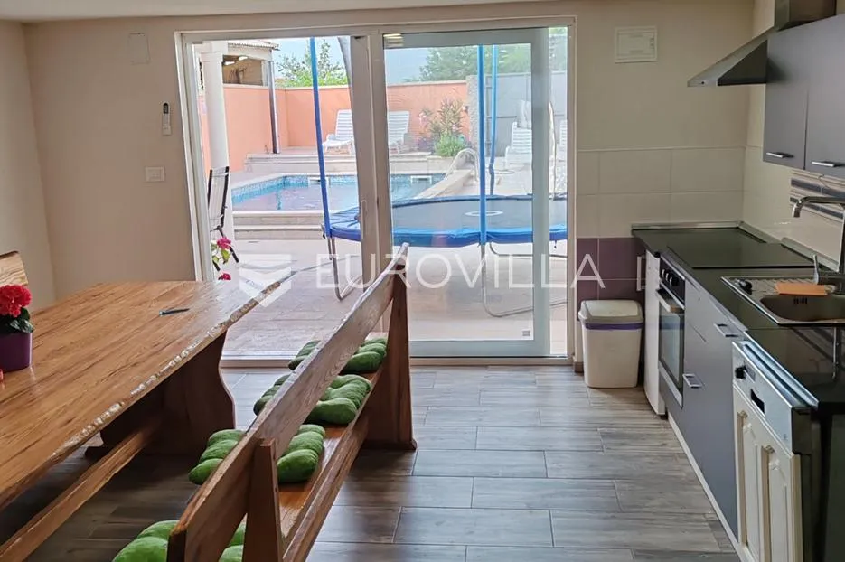 istra, tinjan, samostojeća kuća s bazenom i okućnicom 350m2 - slika 4