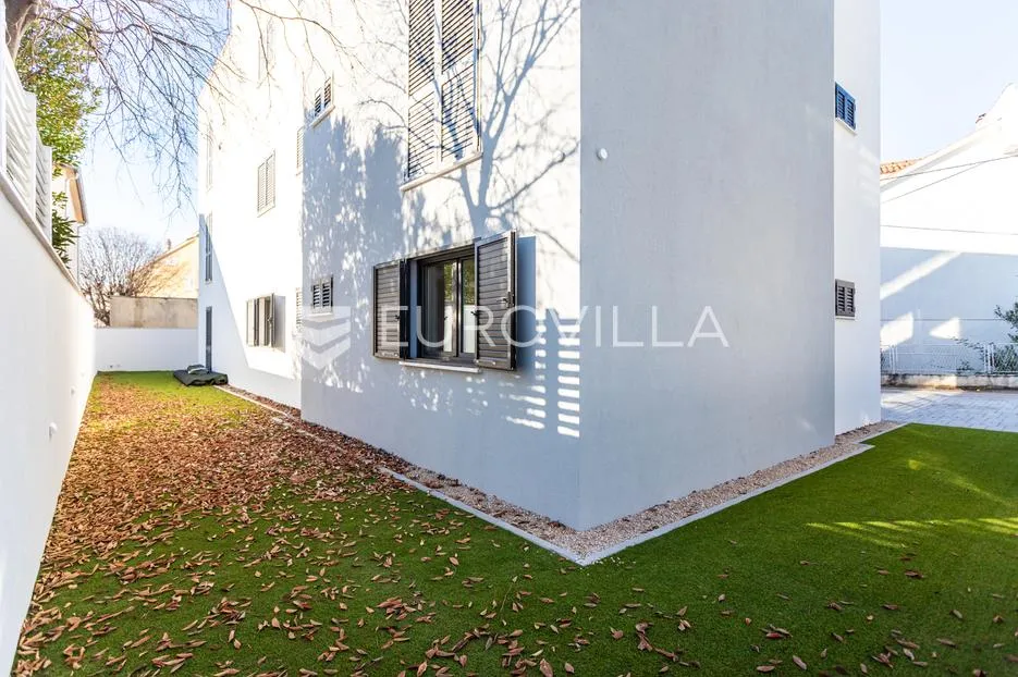 vodice, novogradnja, prostran apartman s dvorištem u centru mjesta, 146,06 m² - slika 15