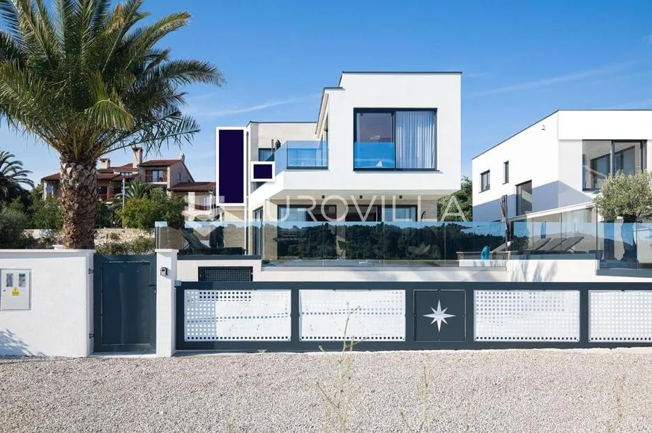 medulin, prekrasna villa od 350 m2, svega 6 m od mora s očaravajućim pogledom - slika 2