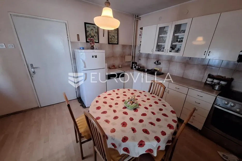 karlovac, borlin, kuća 720 m² s poslovnim prostorom, gospodarskom zgradom i nogometnim terenom - slika 7