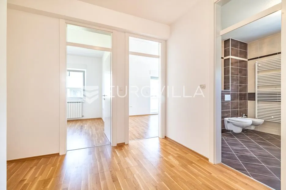 zagreb, gračani, atraktivan i prostran peterosoban stan s vrtom i dvije garaže, 257 m² - slika 9