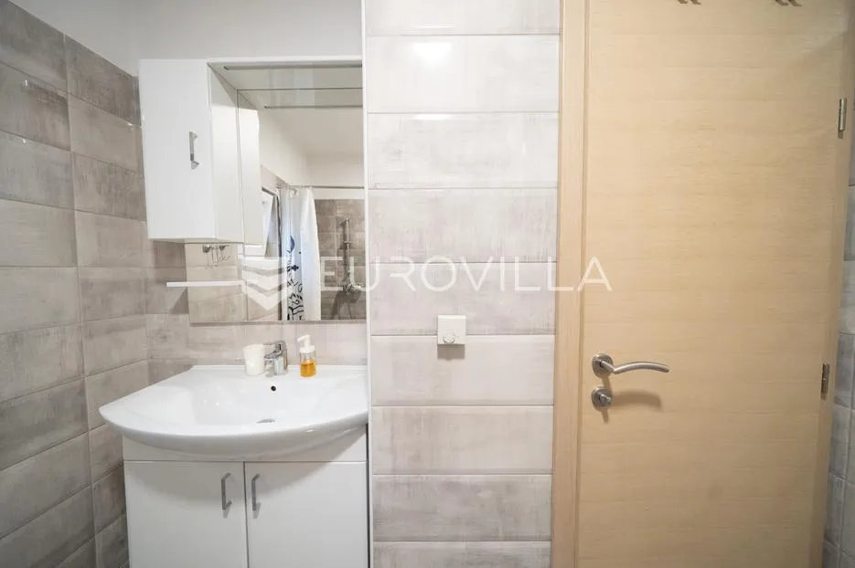 tisno, atraktivna višestambena nekretnina s tri funkcionalna stana i vrtom, površine 165,19 m² - slika 13