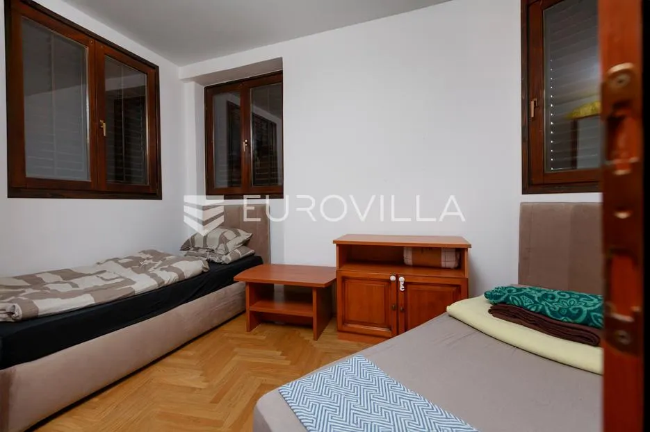 krk, uređen trosoban apartman blizu mora, terasa s pogledom - slika 5