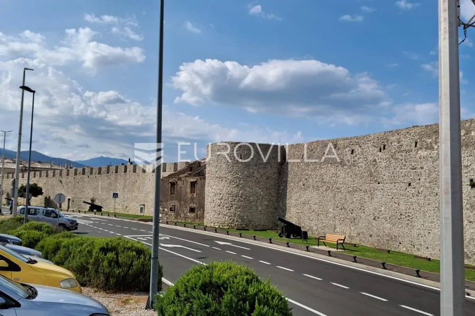 senj, dvosobni stan od 57 m² u strogom centru - slika 29