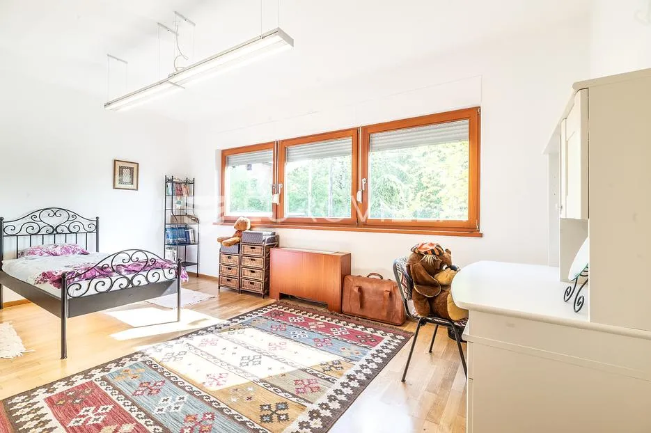 zagreb, granešinski novaki, obiteljska vila s bazenom, 1000 m2 - slika 13