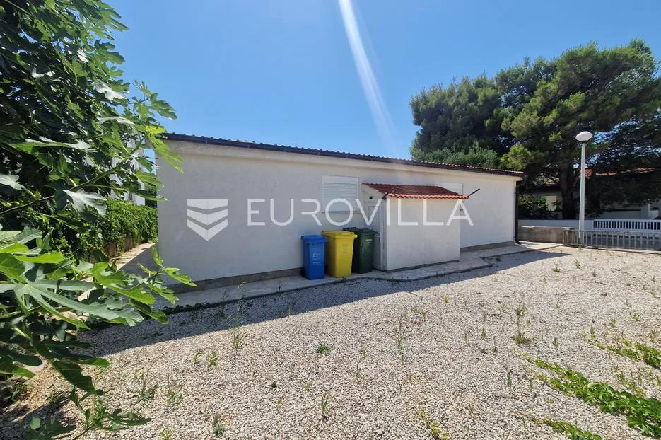 vir, kuća s dva apartmana, 6 spavaćih soba i velikim privatnim dvorištem - slika 37
