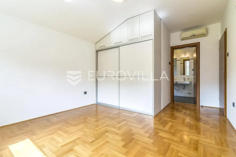 zagreb, šestine, prekrasna kuća s velikim vrtom i bazenom 300 m2 - slika 15